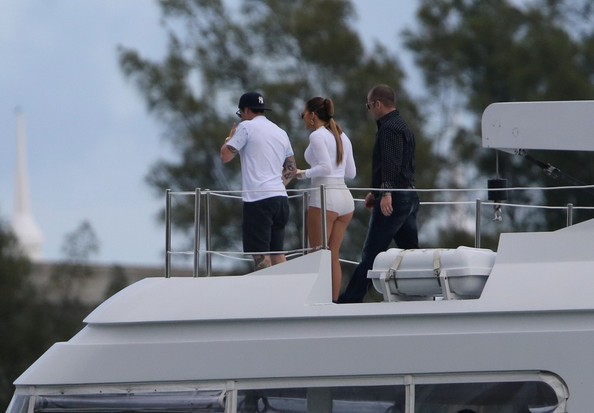 j+lo+video+miami+family+boat+1-t3NqSRw8ul